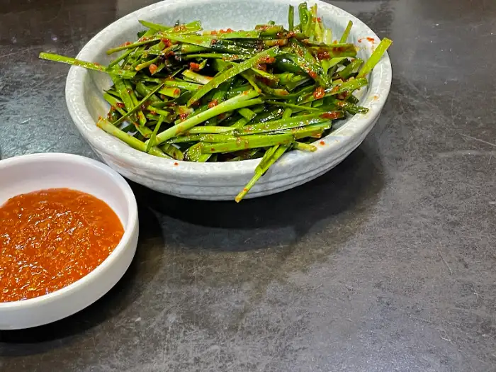 밑반찬으로 나온 산뜻한 나물 무침