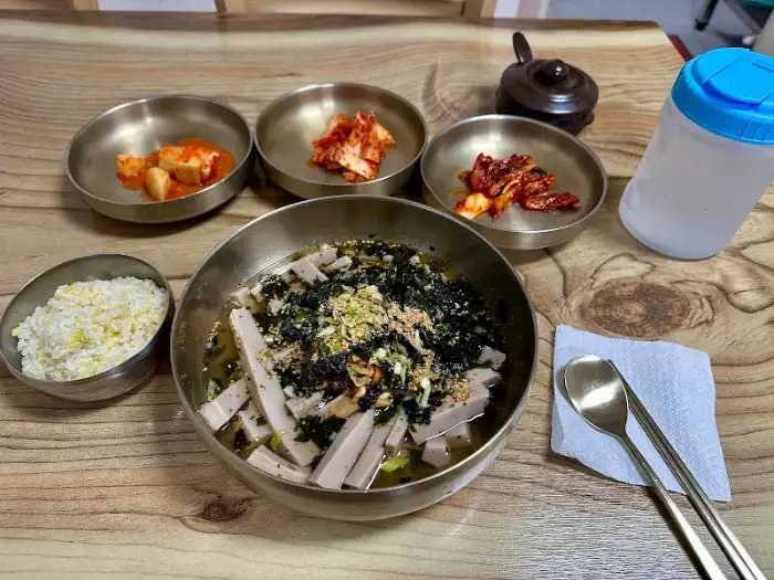 테이블 위에 차려진 묵밥 한 상