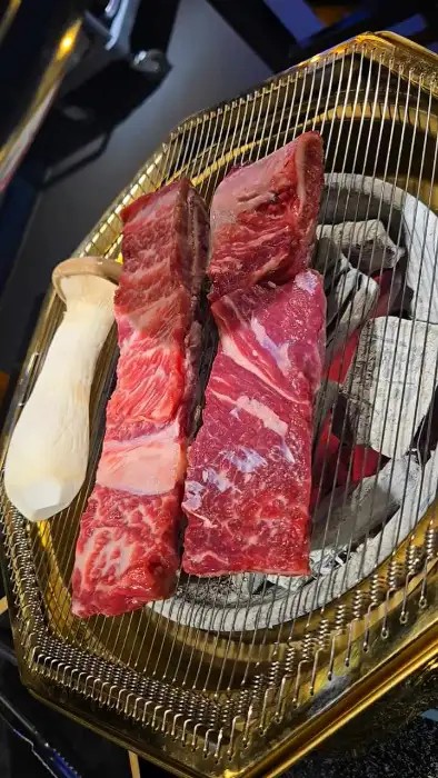 두툼한 돼지 갈비