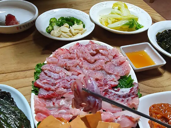 주인 어르신이 첫 쌈을 싸주시는 모습