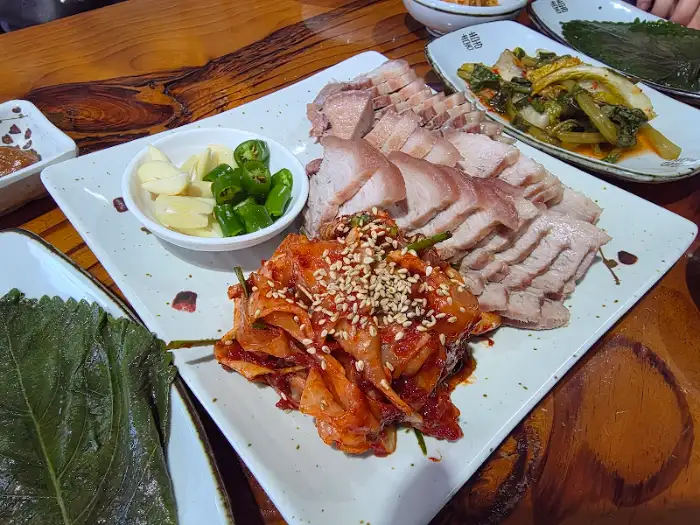 먹음직스러운 편육과 김치