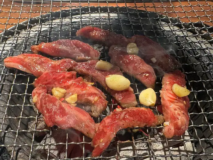 숯불 위에서 구워지고 있는 마늘갈비살