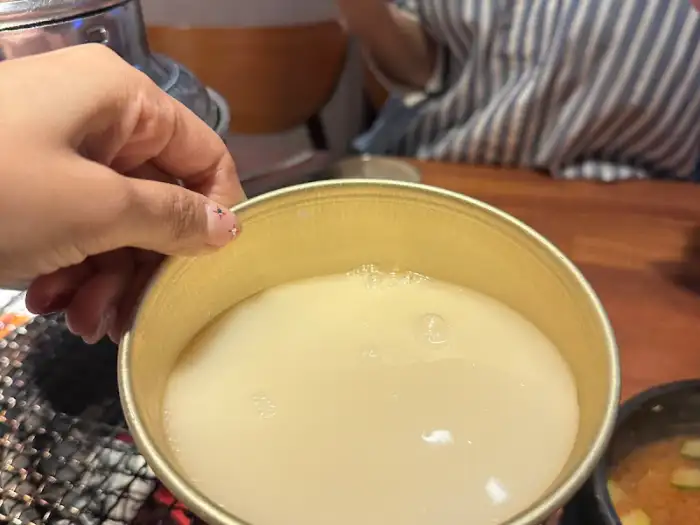 막걸리 한 잔을 담은 놋그릇