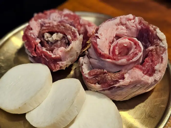 돌돌 말린 마늘갈비살 덩어리