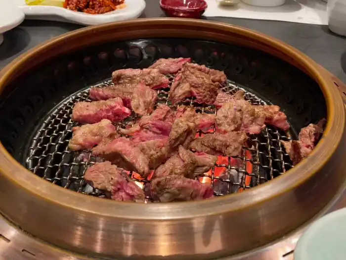 우설화 생갈비 굽는 모습