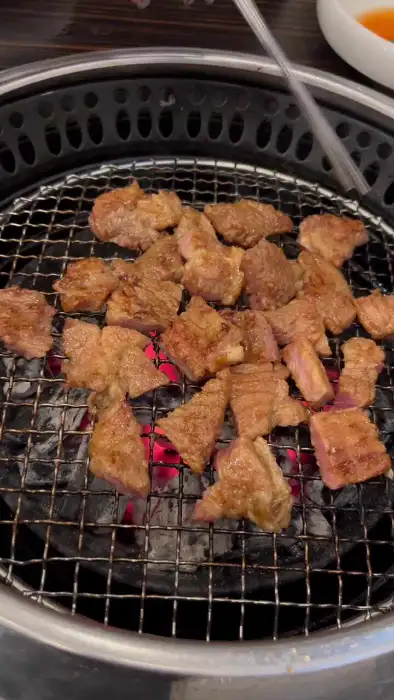 숯불 위에서 맛있게 익어가는 돼지갈비