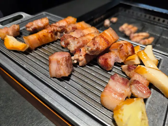 그릴 위에서 맛있게 익어가고 있는 돼지고기 덩어리들.