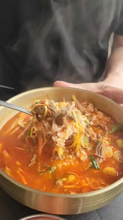 밥과 고기가 듬뿍 담긴 국그릇