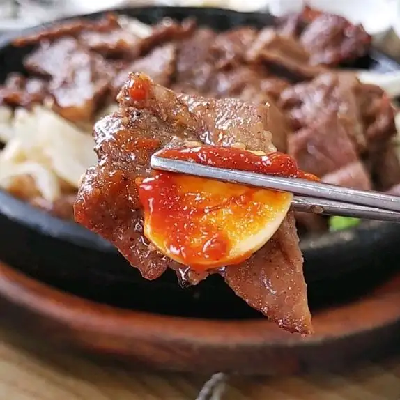 석갈비에 소스를 곁들인 모습