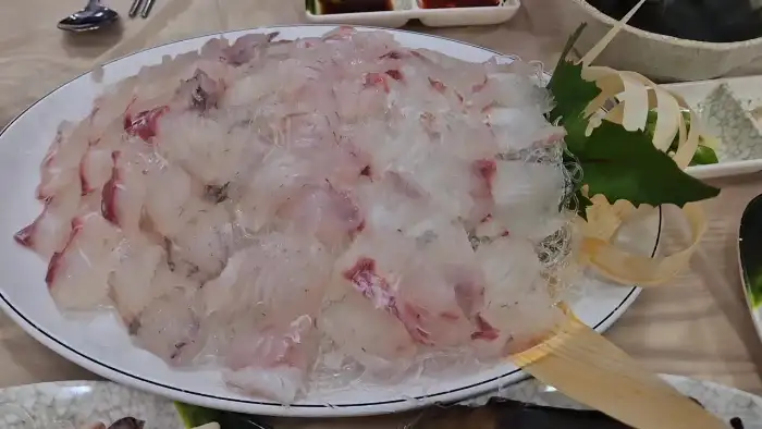 갓 썰어낸 신선한 활어회