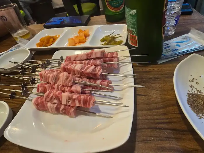 신선한 양꼬치 꼬치들이 정렬되어 있는 모습