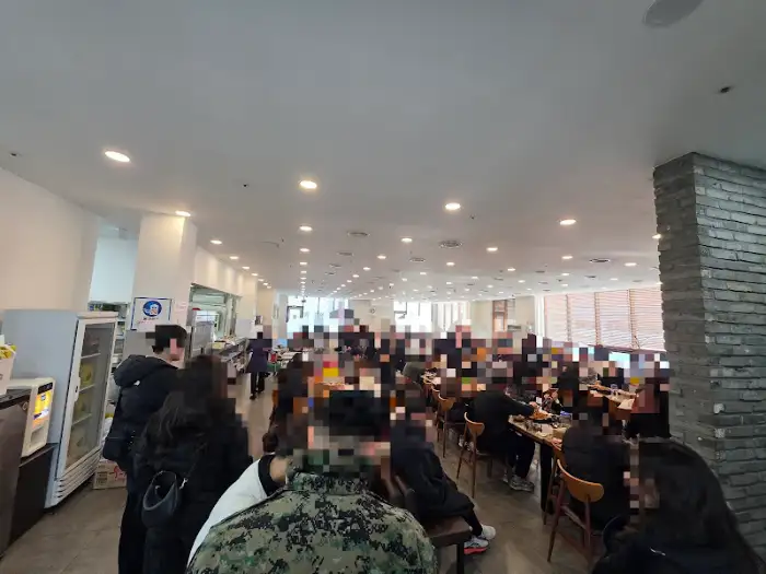식당 내부의 모습, 많은 손님들로 붐빈다