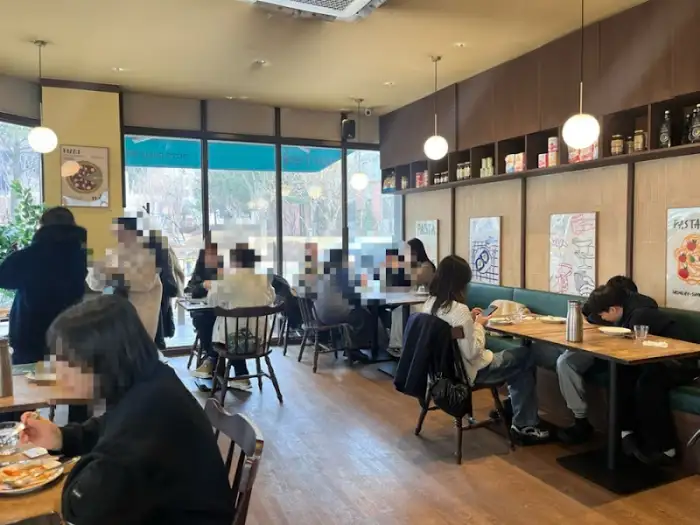 라온식탁 내부에서 식사하는 사람들 모습