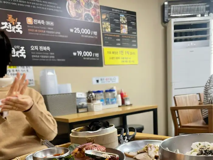 식당 내부와 메뉴판이 보이는 모습