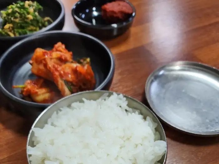 흰쌀밥과 곁들임 반찬