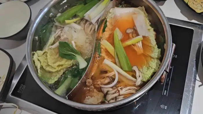 두 가지 육수로 나뉜 샤브샤브 냄비