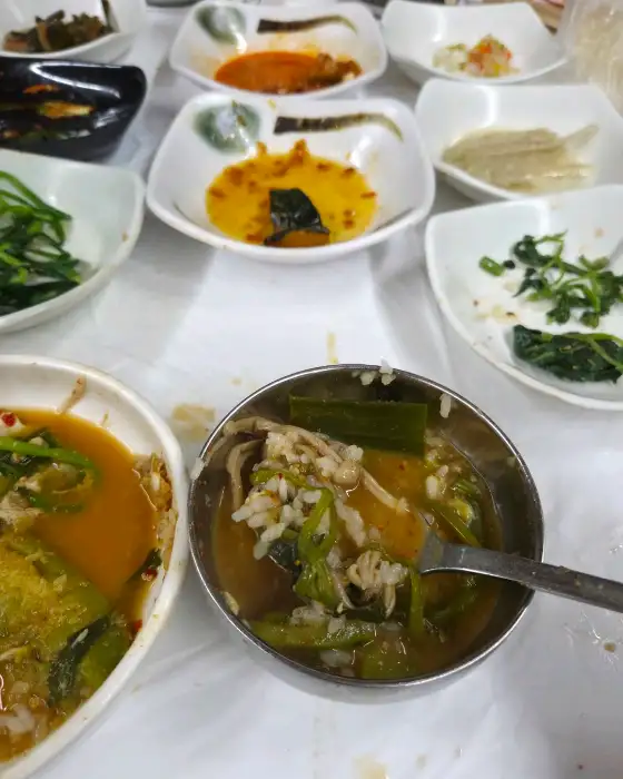 밥이 담긴 그릇과 숟가락