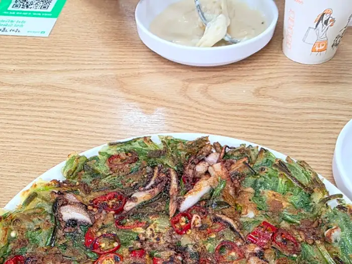 푸짐하게 부쳐진 해물 부추전