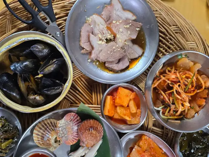 다양한 해산물과 곁들임 메뉴가 한상 차려진 모습
