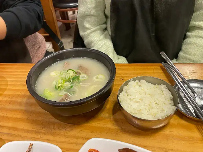 김이 모락모락 나는 설렁탕과 밥