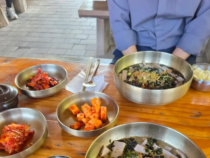 테이블 위 반찬과 묵밥