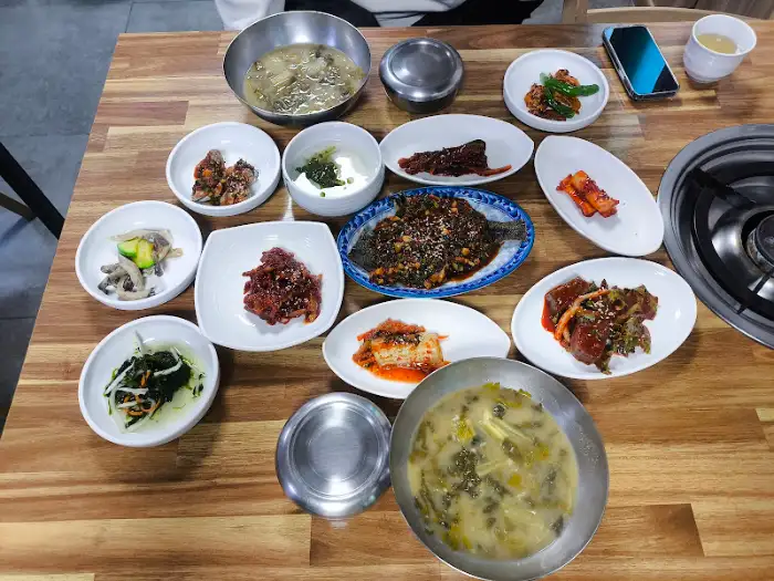 정갈하게 담긴 여러 가지 반찬들
