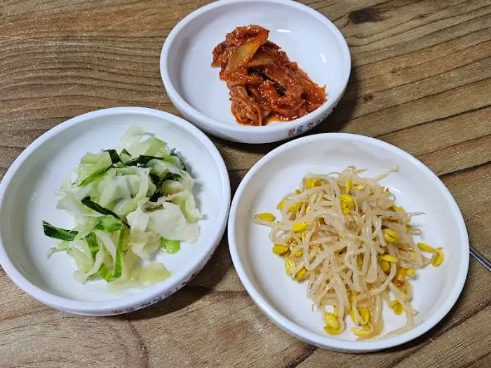 밑반찬으로 나온 김치, 콩나물무침, 갓김치