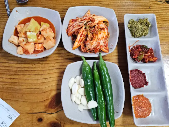 다양한 밑반찬과 셀프 코너 식재료