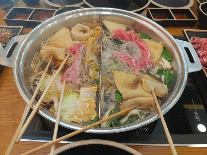 끓고 있는 탕과 삼겹살