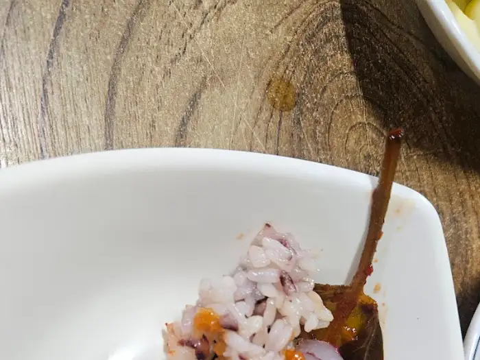 작은 접시에 담긴 밥과 양념
