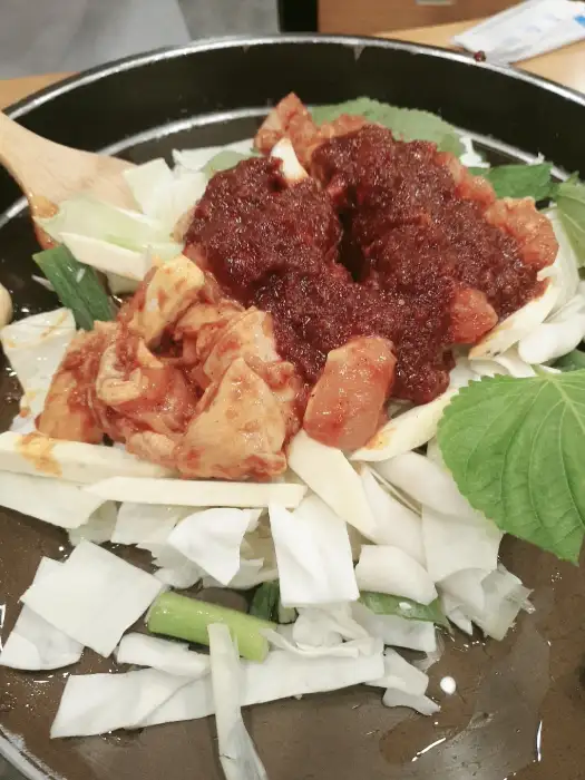 춘천명물닭갈비의 닭갈비 조리 모습