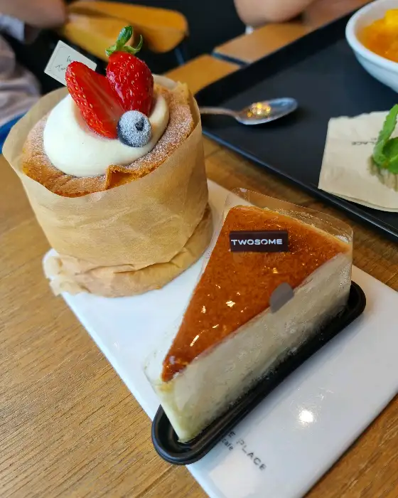 딸기가 올려진 케이크와 치즈케이크 조각