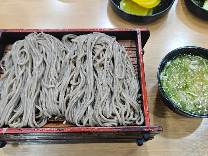 테이블 위, 2단 판메밀과 곁들임 육수. 식사를 앞두고 준비된 모습.