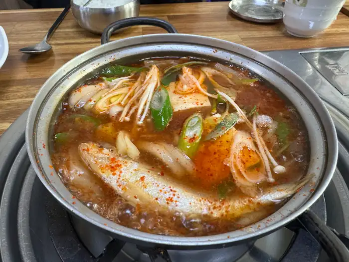 조기 매운탕이 끓고 있는 모습