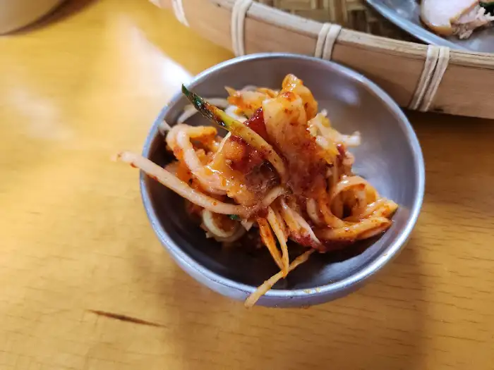 매콤하게 양념된 해산물 무침 모습