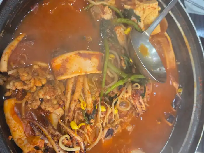 오징어찌개 국물 모습