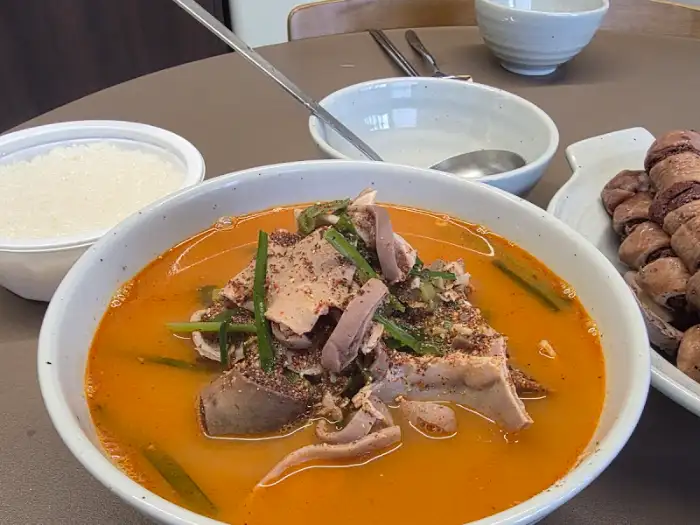 특 순대국밥의 다양한 내장 부위와 국물
