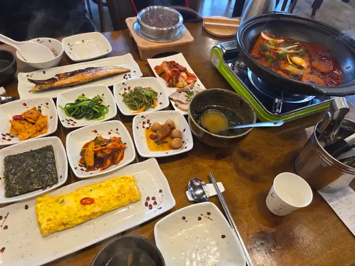 테이블 세팅과 조리 중인 음식