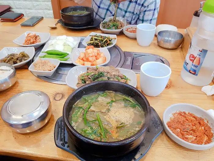 다양한 반찬과 해장국이 차려진 식탁