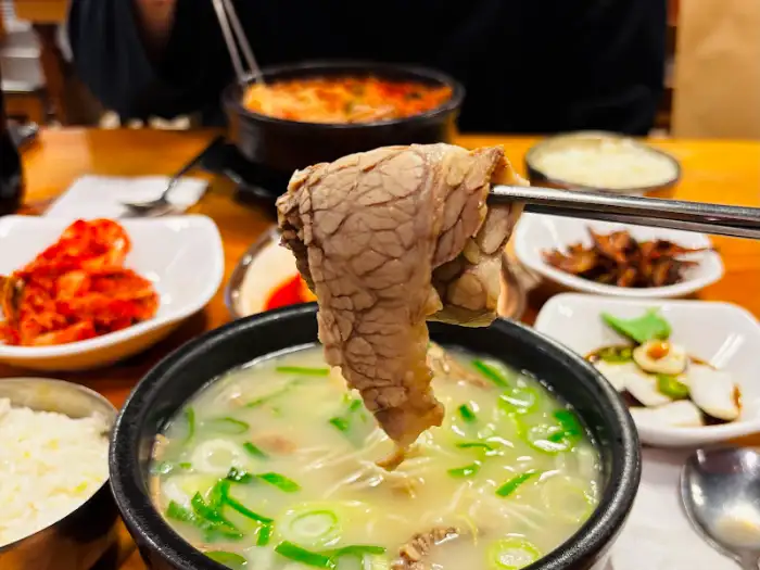 푸짐한 건더기가 가득한 따로국밥