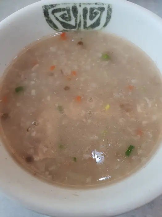 흰 그릇에 담긴 쌀죽 또는 죽과 비슷한 음식