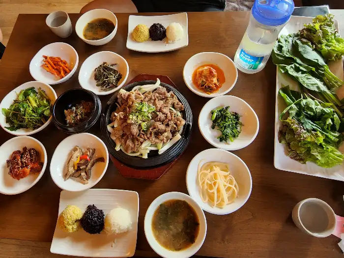 테이블에 놓인 불고기와 곁들임 반찬