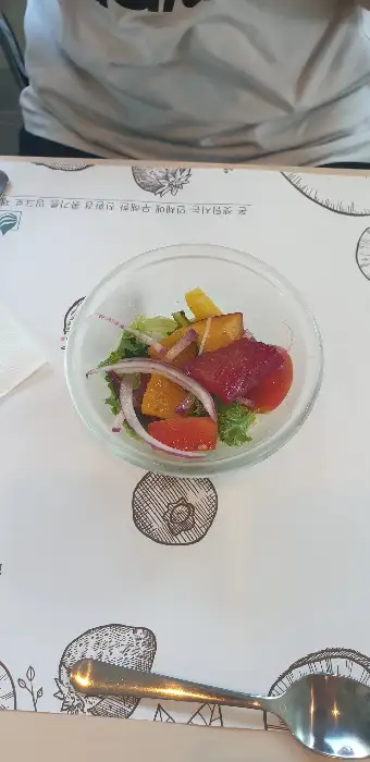 신선한 채소와 과일이 어우러진 샐러드