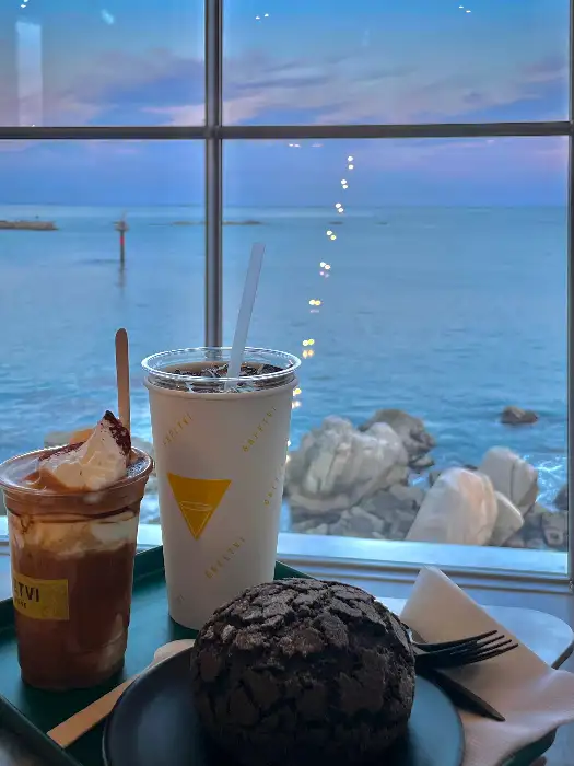소금빵과 아이스 음료