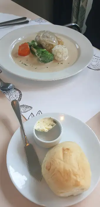 따뜻한 모닝빵과 허브 버터