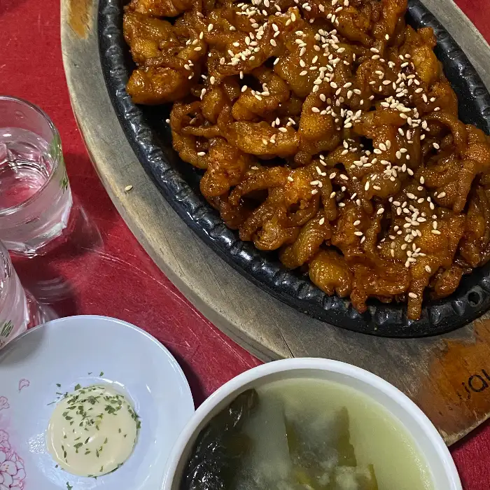철판에 나온 닭발 요리