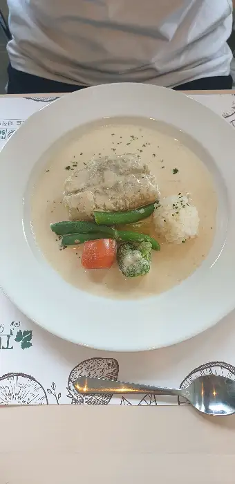 부드러운 생선과 신선한 채소가 곁들여진 메인 요리