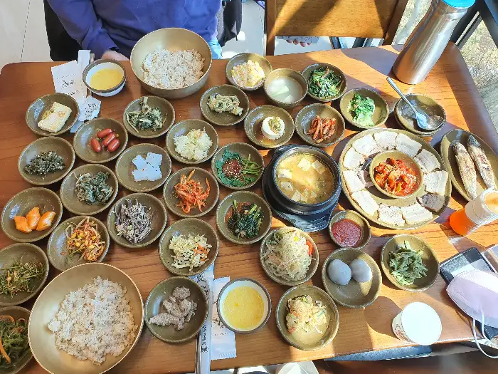 테이블에 놓인 다양한 반찬과 밥, 국 등