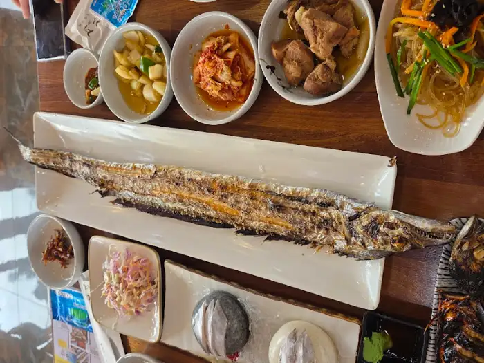 테이블에 차려진 다양한 음식들