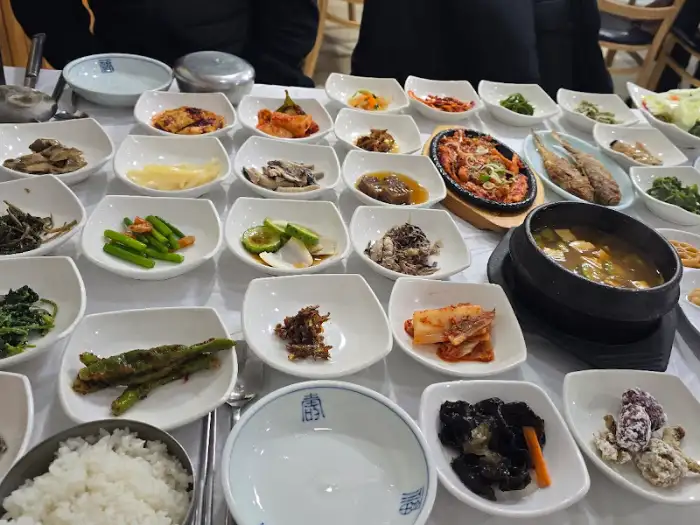 다양한 반찬이 세팅된 모습